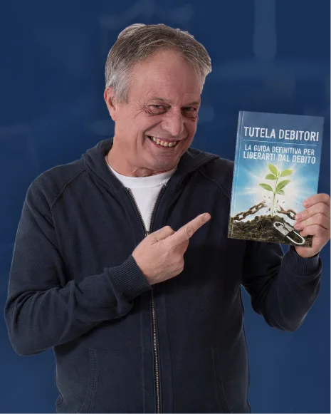 Marco Della Noce, comico di Zelig, mostra la guida Tutela Debitori